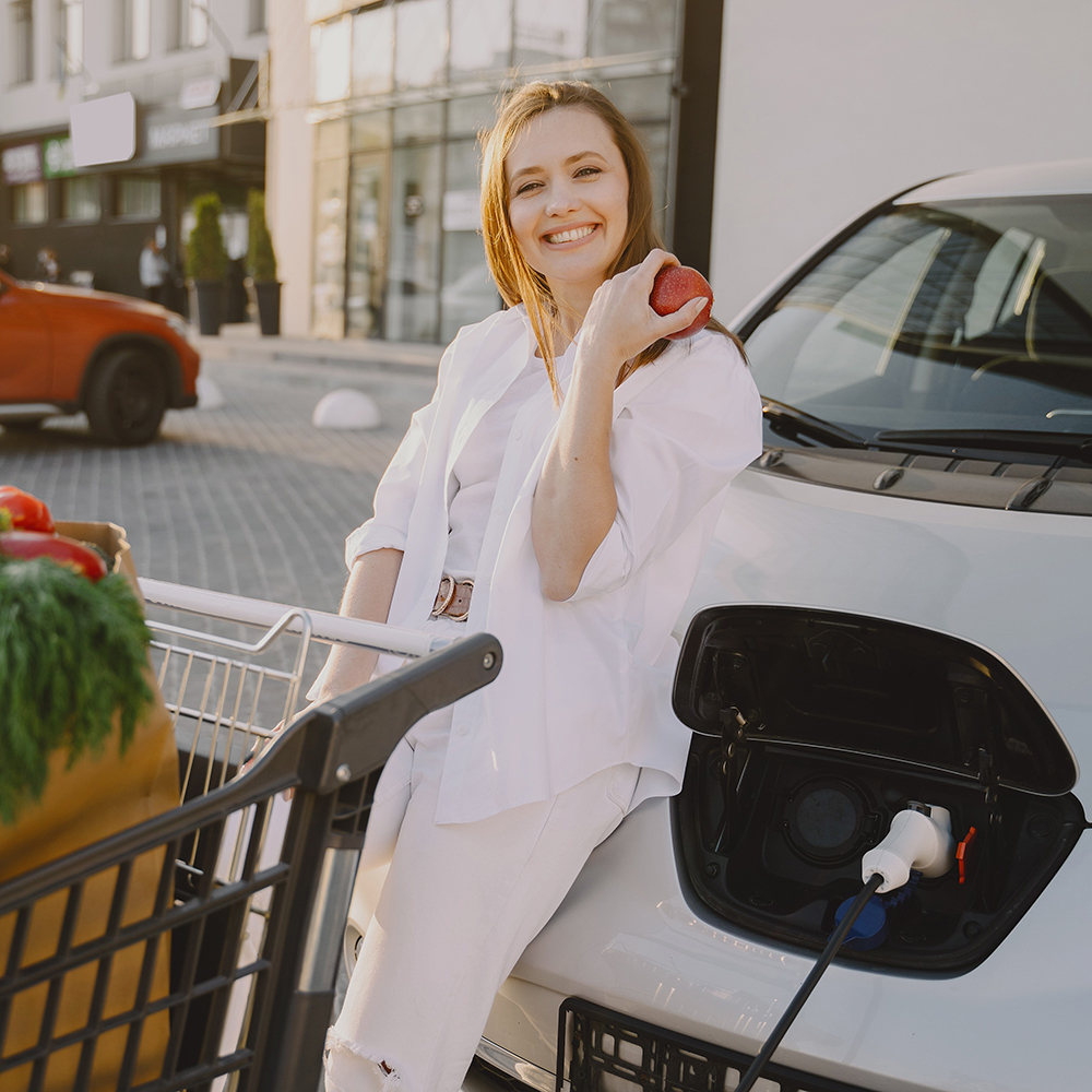 E-autó töltése áruházak parkolójában – Miért éri meg?